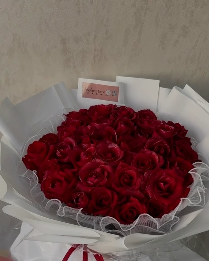 A finished arrangement by B Secret Florist.